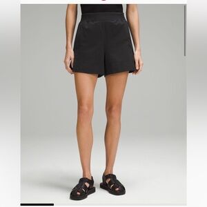 Stretch woven relaxed fit high rise short 4”